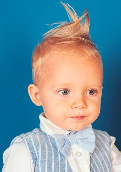 Een perfecte snit. Jongenskind met stijlvolle blond haar. Gezond haar gewoonten. Klein kind met rommelig top kapsel. Kleine jongen met stijlvolle kapsel. Haar styling producten — Stockfoto