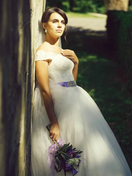 Pretty bride with flower bouquet — Stock Photo, Image