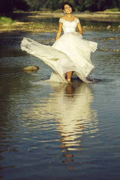 Mooie bruid in water — Stockfoto