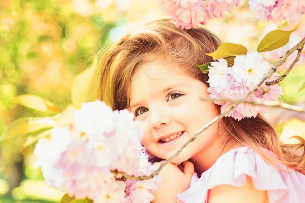 8 Mart. Küçük çocuk. Doğal güzellik. Çocuk günü. Bahar. hava tahmini. Yaz kız moda. Mutlu çocukluk. Güneşli bahar, küçük kız. yüz ve cilt bakımı. çiçekler için Anti.