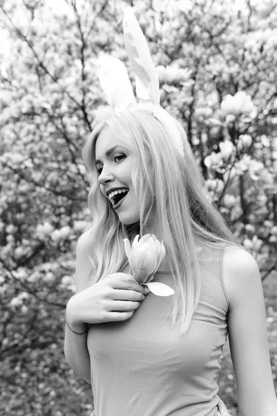 Meisje glimlachend met magnolia bloem — Stockfoto