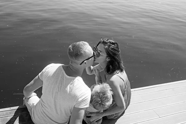 ビーチで若いカップルがお互いにキスします。. — ストック写真