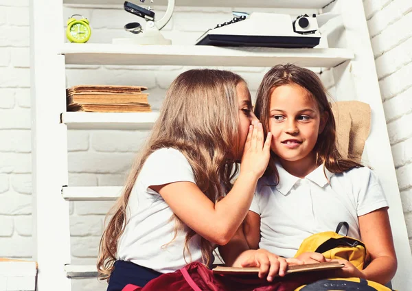 Niñas de primaria leyendo un libro en clase . —  Fotos de Stock