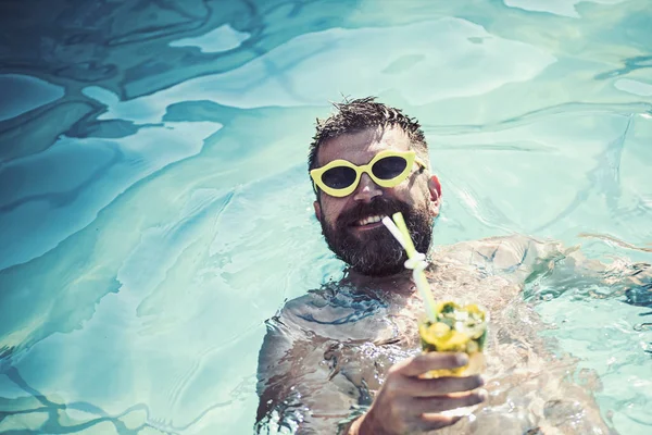 夏季的迈阿密海滩。男子在迈阿密海滩鸡尾酒. — 图库照片