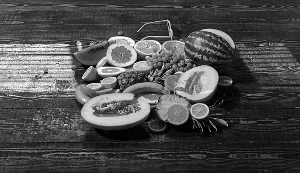 Egészségügyi élelmiszer az egészséges táplálkozás görögdinnye és a sárgadinnye a banán és az ananász és a citrusfélék. Élelmiszer-egészségügyi koncepció — Stock Fotó