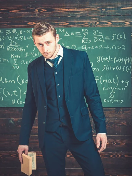 그의 손에 있는 책으로 서 젊은 학생. 양복과 넥타이 교실에 서 있는 신사 — 스톡 사진