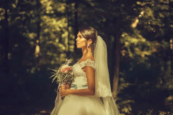 Hermosa novia con ramo de boda — Foto de Stock