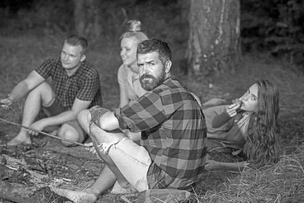 Sakallı Hipster ormanda arkadaşlarıyla rahatlayın. Doğaüzerinde ekose gömlekli sakallı adam. Turist kamp keyfini çıkarın. Yaz tatili konsepti. Kamp seyahat ve wanderlust