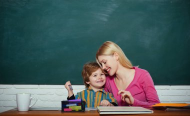 Okul anaokulu ve geliştirme. Çocuk bakımı ve gelişimi. Okul öncesi hazırlık. Küçük çocuk ve öğretmen kadın pedagog sınıfı. Geliştirme ve yetiştirme. Yetenek ve becerilerin geliştirilmesi