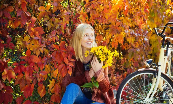 가을 간단한 즐거움. 재미를 위해 자전거를 타고 소녀. 금발은 휴식 공원을 즐길 수 있습니다. 가을 꽃다발. 따뜻한 가을. 자전거와 꽃소녀. 여자 자전거 가을 정원입니다. 활동적인 레저 및 라이프스타일 — 스톡 사진