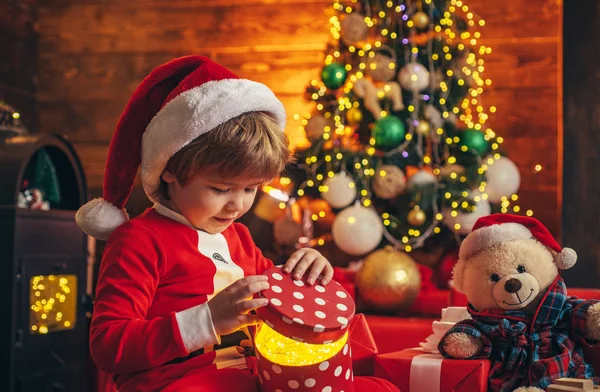 Bu bir mucize. Noel baba çocuk küçük çocuk evde Noel kutlamak. Güzel bebek noel keyfini çıkarın. Aile tatili. Çocuk sevimli çocuk neşeli ruh hali noel ağacı yakınında oyun. Neşeli ve parlak noel — Stok fotoğraf