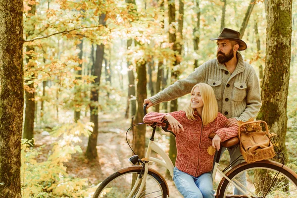 Idées pour un rendez-vous d'automne parfait. Rendez-vous romantique à vélo. Homme et femme barbus se détendant dans la forêt d'automne. Couple romantique au rendez-vous. Date et amour. Couple amoureux faire du vélo ensemble dans le parc forestier — Photo