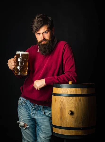 Šťastný usměvavý muž s pivem. Pivovarnické pojetí. Pivo v USA. Dřevěné sudy a sklenice piva. — Stock fotografie