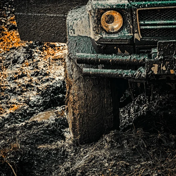 4x4 travel trekking. Offroad vehicle coming out of a mud hole hazard. Off-road travel on mountain road. Expedition offroader. Road adventure. Adventure travel. — Stock Photo, Image