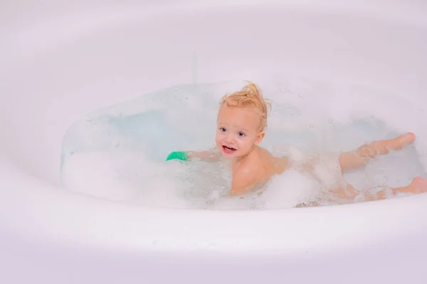 Concepto de salud e higiene. Higiene y cuidado de niños pequeños. Lavado y baño infantil . —  Fotos de Stock