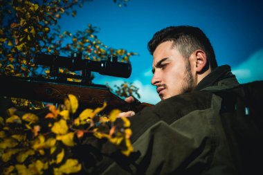 Keskin nişancılar açık havada avlanıyorlar. Amerika 'da avlanıyorlar. Geyik avı. Avlanan av tüfekli avcı.