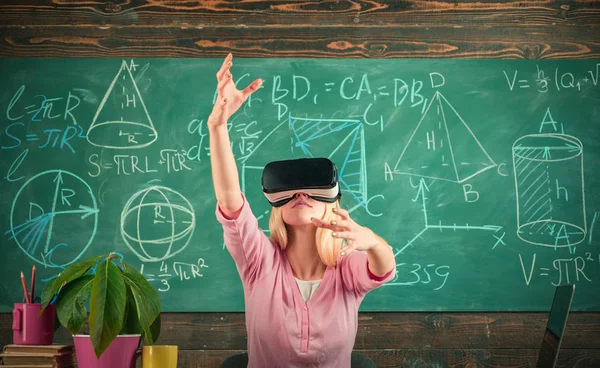 Donna con occhiali VR. Donna sicura di sé in cuffia realtà virtuale che punta in aria. Educazione moderna. Torniamo a scuola. Educazione virtuale. gadget realtà virtuale. Cyber spazio virtuale. Realtà aumentata — Foto Stock