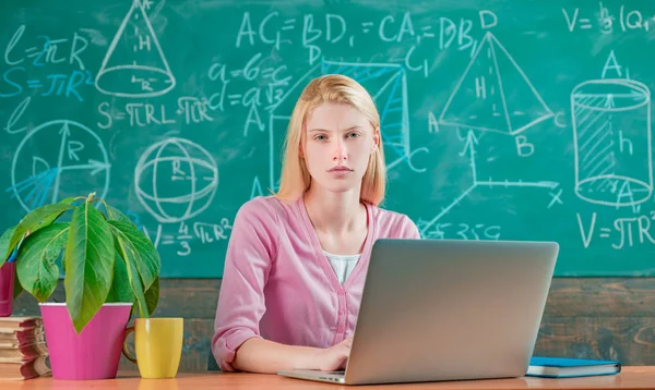 Educación moderna. De vuelta a la escuela. Educación remota. Estudiante adorable chica rubia aula pizarra fondo. Concepto STEM. Educación formal. Mujer segura con portátil de trabajo profesor en línea — Foto de Stock