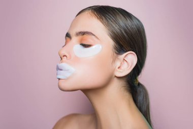 Kız göz yamaları deneyin. Günlük şımartma rutini. Modern kozmetik. Göz yamaları kavramı. Koyu halkaları ve şişliği azaltın. Cilt nemi. Gözler ve dudaklar için nemlendirici yamalar. Cildine bakmak