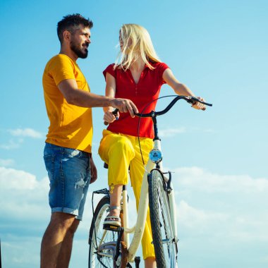 Mavi gökyüzü arka plan - kopya alanı. Seni seviyorum. Şehvetli bir çift. Aşk ve yaşam tarzı kavramı. Aşk ve romantik tarih kavramı.