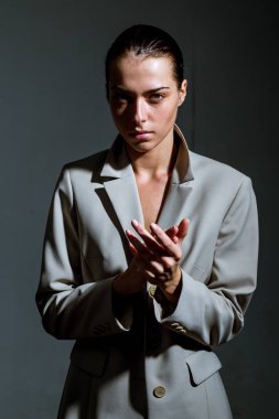 İş kadını. Güzel bir kadın. Güç, cesaret, şiddet ve güç. Model.