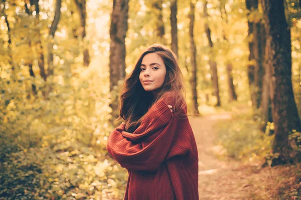 Hermosa chica modelo morena usando vestido de noche impresionante con vestido largo de tul. Concepto de caída. Retrato de otoño mujer sonriente sostiene hojas de arce amarillo en el parque. Copiar espacio para texto . —  Fotos de Stock