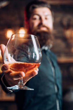 Barmen hipster. Sarhoş adam. Adam konyak içer. İçecek partisi.