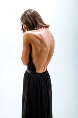 Duyguları. Üzüntü ve hayal kırıklığı. Depresif güzel genç kadın ağlıyor.