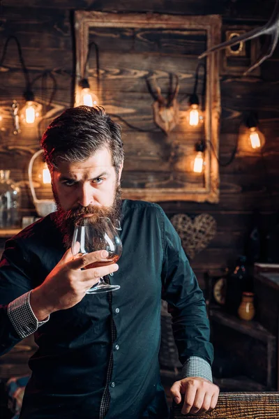 Retro bar. Dronken man. Man met alcohol drinken thuis. Drinken van de mens. Man drinkt een cocktail. — Stockfoto