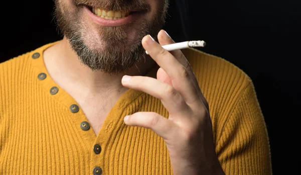 Jeune homme beau aux cheveux bruns sur fond isolé touchant la bouche avec la main avec une expression douloureuse à cause de maux de dents ou de maladies dentaires sur les dents. Dents humaines, blanchiment, dentiste . — Photo