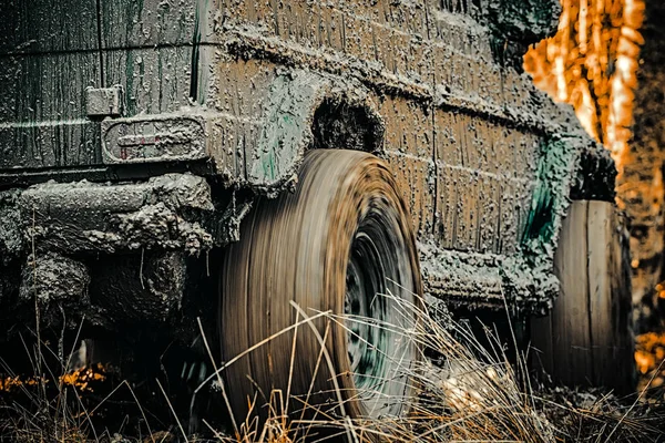 Bottom view to big offroad car wheel on country road and mountains backdrop. Mudding is off-roading through an area of wet mud or clay. Safari suv. Off road sport truck between mountains landscape. — Stock Photo, Image