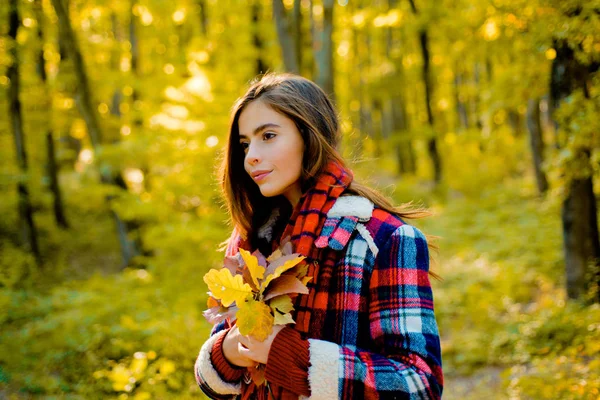 Sonbahar yürüyüşündeki mutlu kız. Açık havada yürüyen beyaz beyaz güzel bir kadının portresi. Kırmızı pullover ile sonbahar parkta Sonbahar kadın. — Stok fotoğraf