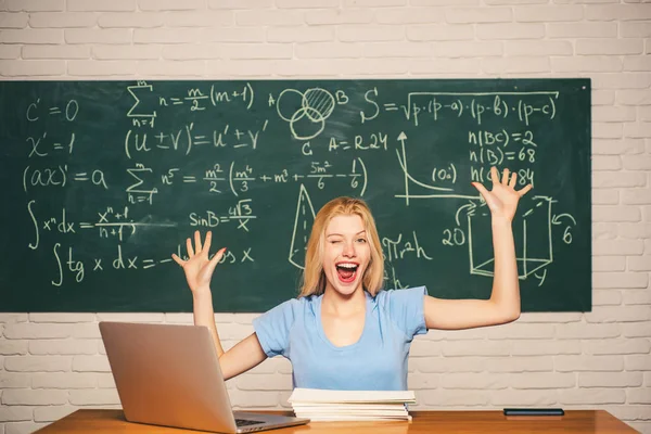 Ung kvinnlig student redo att skriva prov. Porträtt av en lycklig kvinnlig student som använder bärbar dator på universitetet. Student med bärbar dator. — Stockfoto