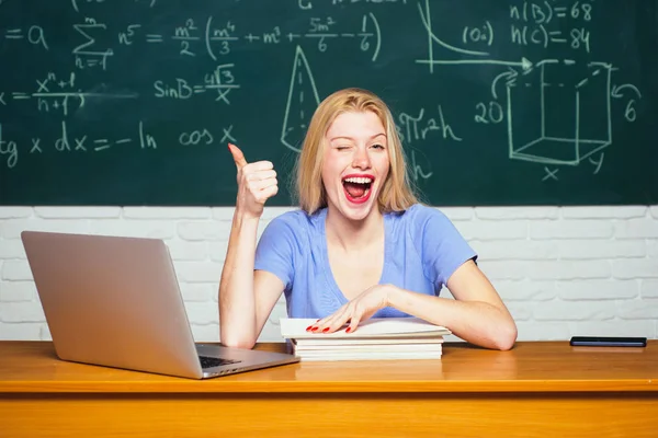 Vrouwelijke universiteitsstudent op de campus. Studiebegeleider. Studenten die op de universiteit aan laptop werken. Studentenhulp huiswerk. — Stockfoto