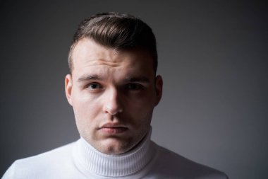 Yakışıklı adammış. Erkeklik ve güzellik. İyi giyimli bir adam şık bir görünüme sahip. Saç stili berber. Saç cilası stili. Hippi saç stili. Parlak saç stiliyle yüzünü kapatan adam. Berber dükkanı konsepti