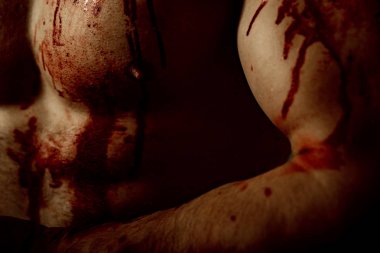 Psikopat deli adam. Katil vahşi saldırgan adam. Saldırgan biri. Yaralı asker. Kanlı akarsuları olan göğüs kas gövdesi. Acı ve kazanç. Acı ve yaralanma. Vücut kirli kan. Mutant kavramı