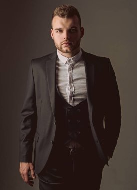 smokin adam. Modern insan takım elbise moda. Klasik takım elbiseli adam. İş kendine güvenen. Yakışıklı ciddi erkek modelportresi. Hırs ve bireysellik, başarı. İş adamı çalışıyor. resmi toplantı