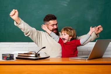 Evet, iyi iş. Harika haberlerin zaferi. Baba ve oğul zaman ve etkileriyle eğleniyorlar. Baba Öğretmen..
