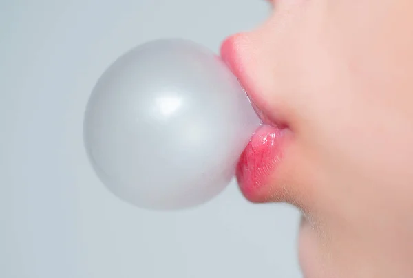 Female lips blowing pink bubble gum. Closeup of a woman face with pink lips and gum bubble. emale lips holding shiny pink bubble from chewing gum. pop art background. doing bubble with chewing gum — Stock Photo, Image