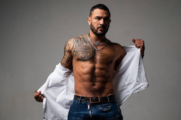 Харизма уверенности. мускулистый мачо с атлетическим телом. спорт и фитнес, здоровье. Сексуальный пресс человека с татуировкой. мужская мода Жестокий спортивный торс. стероиды. сексуальное мышечное тело. мышечный человек
