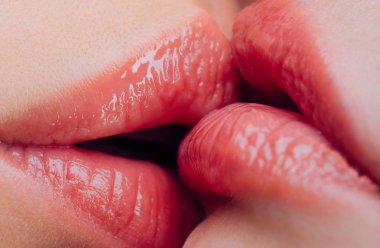 Lezbiyen öpücüğü. Şehvetli ıslak kadın dudakları öpüşme. Lezbiyen zevkleri. Oral zevk. Dudakları öpen birkaç kız yakın. Şehvetli dokunma öpüşme cinsel aktivite. Ateşli ön sevişme. Dudak bakımı. Cinsel eğitim
