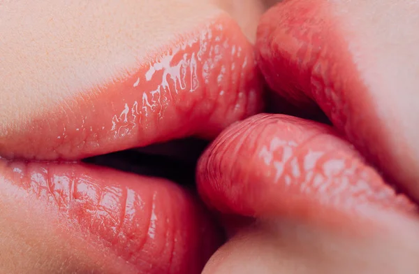 Beso de lesbianas. Labios femeninos húmedos sensuales besando. Placeres lésbicos. Placer oral. Un par de chicas besando labios de cerca. Sensual toque besar la actividad sexual. Juego previo caliente. Cuidado de los labios. Educación sexual —  Fotos de Stock