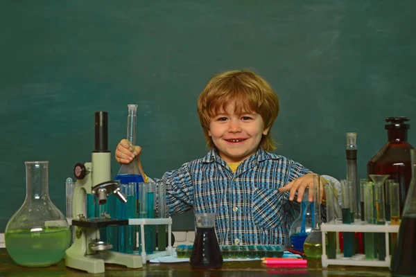 A kémia demonstráció. Biológia kísérletek mikroszkóppal. Vissza az iskolába. Kémia lecke. Mit tanítanak a kémiában. Általános iskola — Stock Fotó