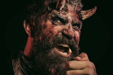 Cadılar Bayramı adam şeytan siyah arka plan üzerine alev ile hafif tutun