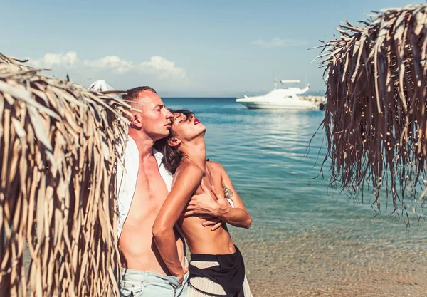 Lyckliga paret i paradiset. naken kvinna och sexig macho man. — Stockfoto