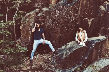 Aşk onlara ilham veriyor. Şehvetli çift tatil gezisinde. Seksi kadın ve doğal peyzaj üzerinde sakallı adam. Çift aşk ve romantizm keyfini çıkarın. Yaz tatilde aşık çift