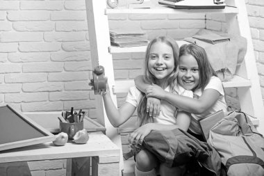 küçük mutlu çocuklar ile bilgi gün. bilgi gün çocuklar tutun saati ile