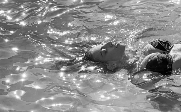 Rilassatevi nella piscina termale, rinfresco e cura della pelle. La bellezza di donna è idratata. Maldive o Miami Beach Water. Donna sexy sul mare dei Caraibi alle Bahamas. Vacanze estive e viaggi verso l'oceano . — Foto Stock
