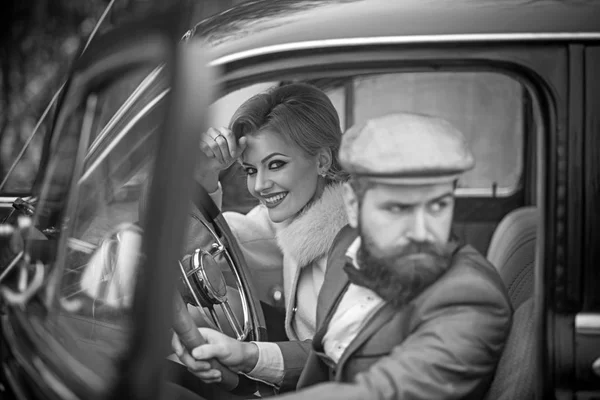 Escolta de chica por seguridad. concepto de escolta con conductor barbudo y chica de lujo en coche retro . — Foto de Stock