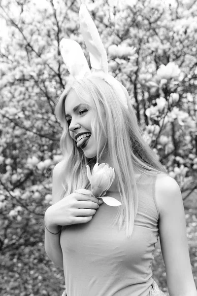 Lente, Pasen feestdagen viering, gelukkige vrouw in bunny oren — Stockfoto